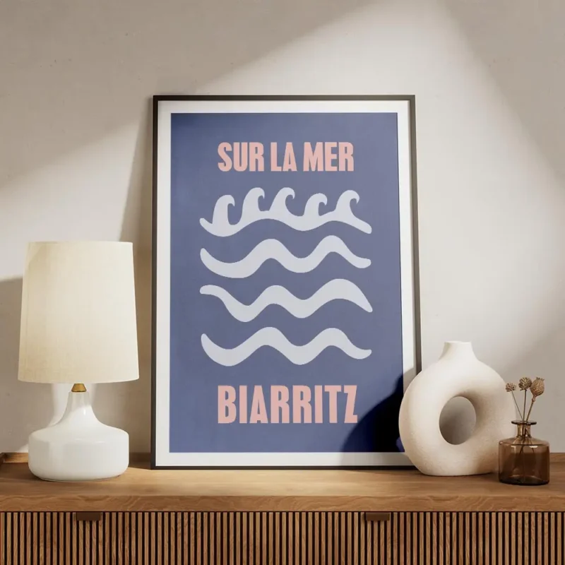 affiche de biarritz avec des vagues graphiques blanches sur un fond bleu typogra meuble.webp