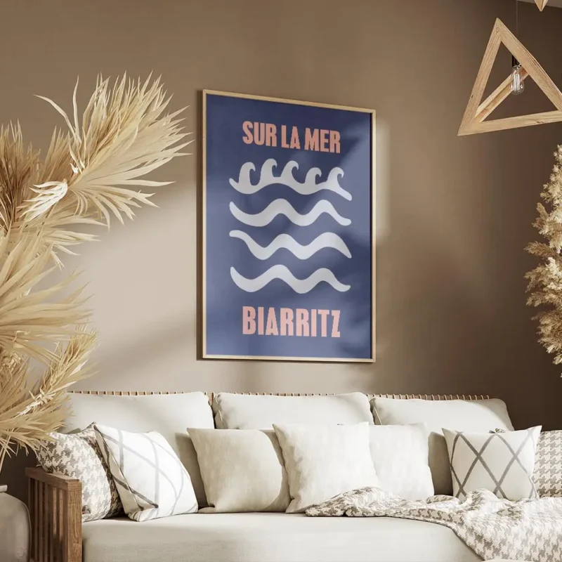affiche de biarritz avec des vagues graphiques blanches sur un fond bleu typogra salon.webp