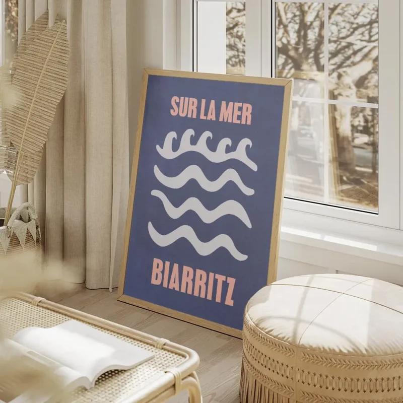 affiche de biarritz avec des vagues graphiques blanches sur un fond bleu typogra salon beige.webp
