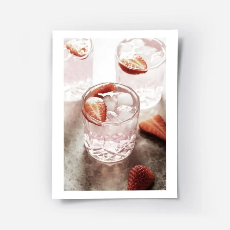 affiche de boisson rose avec des fraises et des glacons dans des verres sur une .webp