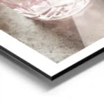 affiche de boisson rose avec des fraises et des glacons dans des verres sur une aluminium.webp