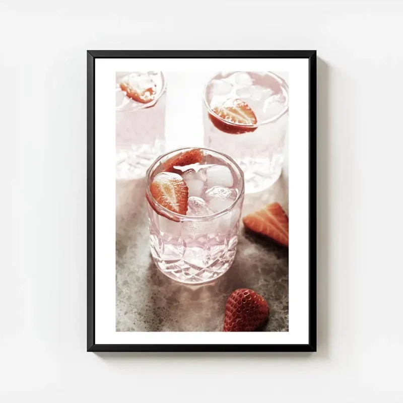 affiche de boisson rose avec des fraises et des glacons dans des verres sur une avec cadre.webp