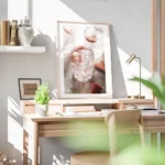 affiche de boisson rose avec des fraises et des glacons dans des verres sur une bureau.webp