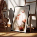 affiche de boisson rose avec des fraises et des glacons dans des verres sur une encadre.webp