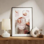 affiche de boisson rose avec des fraises et des glacons dans des verres sur une meuble.webp