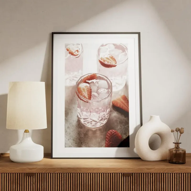 affiche de boisson rose avec des fraises et des glacons dans des verres sur une meuble.webp