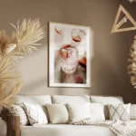 affiche de boisson rose avec des fraises et des glacons dans des verres sur une salon.webp