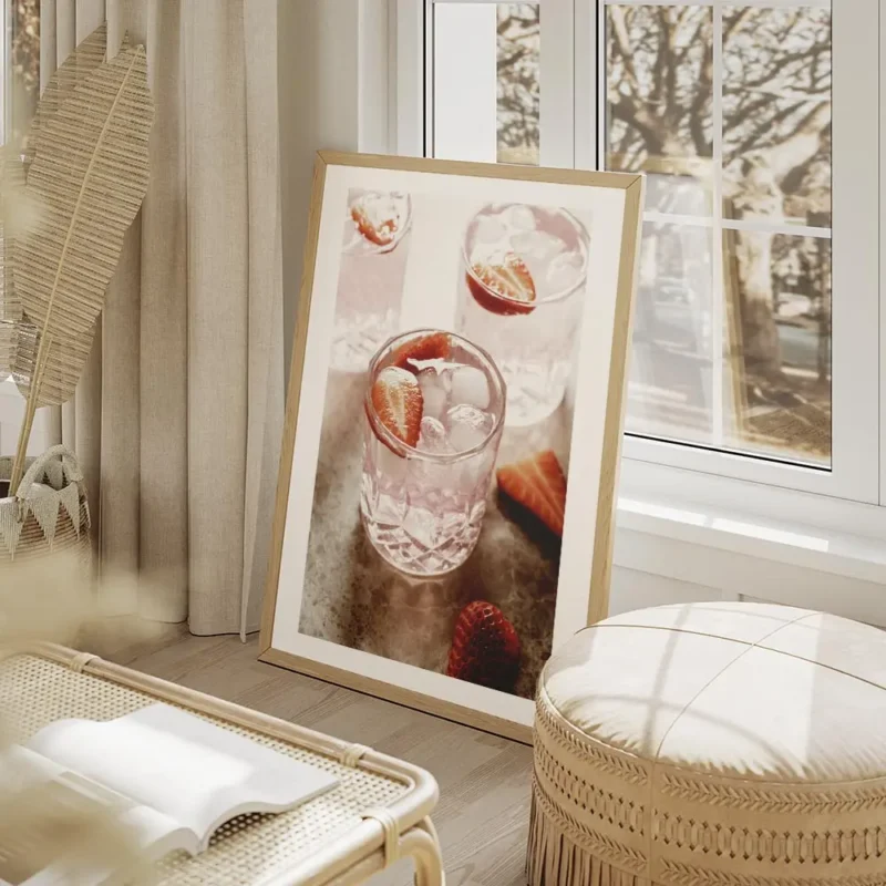 affiche de boisson rose avec des fraises et des glacons dans des verres sur une salon beige.webp