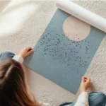 affiche de boris draschoff illustration graphique dune volee doiseaux noirs deva en rouleau.webp