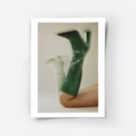 affiche de botte verte a talon haut avec un effet de flou pour une impression de.webp