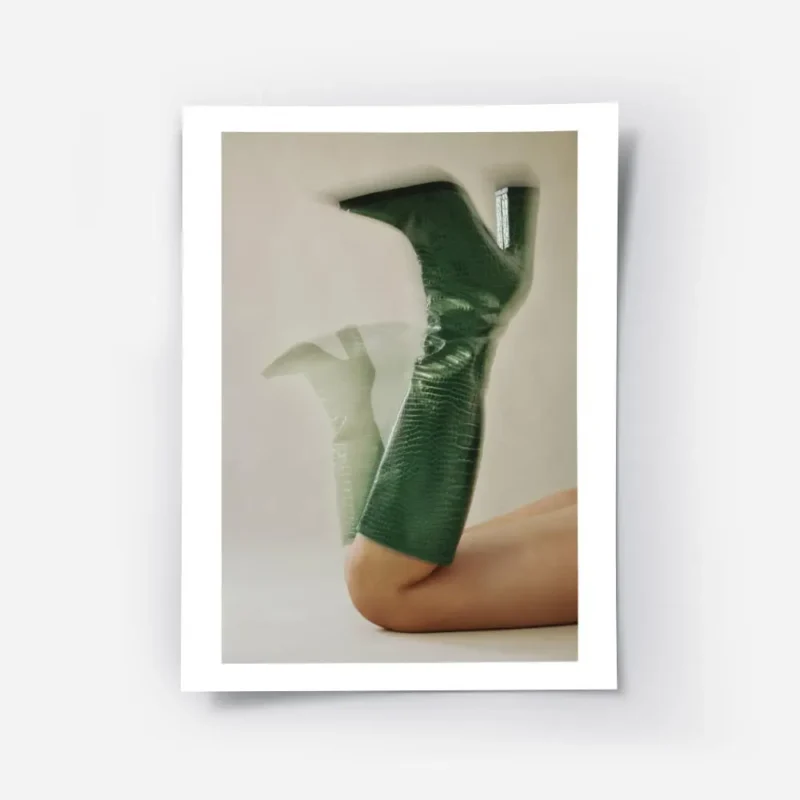 affiche de botte verte a talon haut avec un effet de flou pour une impression de.webp