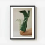 affiche de botte verte a talon haut avec un effet de flou pour une impression de avec cadre.webp