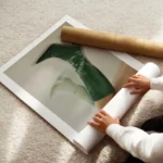 affiche de botte verte a talon haut avec un effet de flou pour une impression de enroule.webp