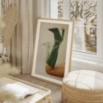 affiche de botte verte a talon haut avec un effet de flou pour une impression de salon beige.webp
