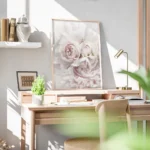 affiche de bouquet de pivoines et roses pales sur fond blanc mettant en valeur d bureau.webp