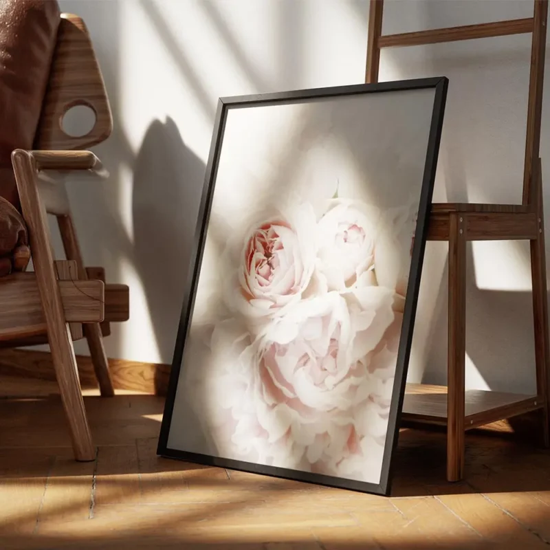 affiche de bouquet de pivoines et roses pales sur fond blanc mettant en valeur d encadre.webp