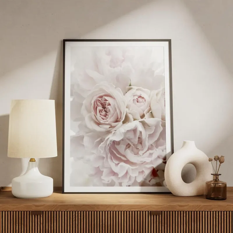 affiche de bouquet de pivoines et roses pales sur fond blanc mettant en valeur d meuble.webp