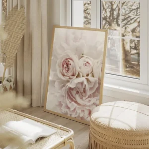 affiche de bouquet de pivoines et roses pales sur fond blanc mettant en valeur d salon beige.webp