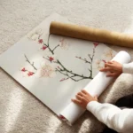 affiche de branches de prunier avec des fleurs blanches et rouges sur fond bleu enroule.webp