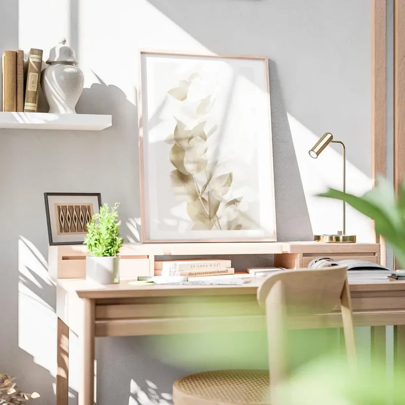 affiche de branches deucalyptus dorees et blanches sur un fond beige clair avec bureau.webp