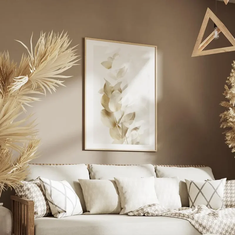 affiche de branches deucalyptus dorees et blanches sur un fond beige clair avec salon.webp
