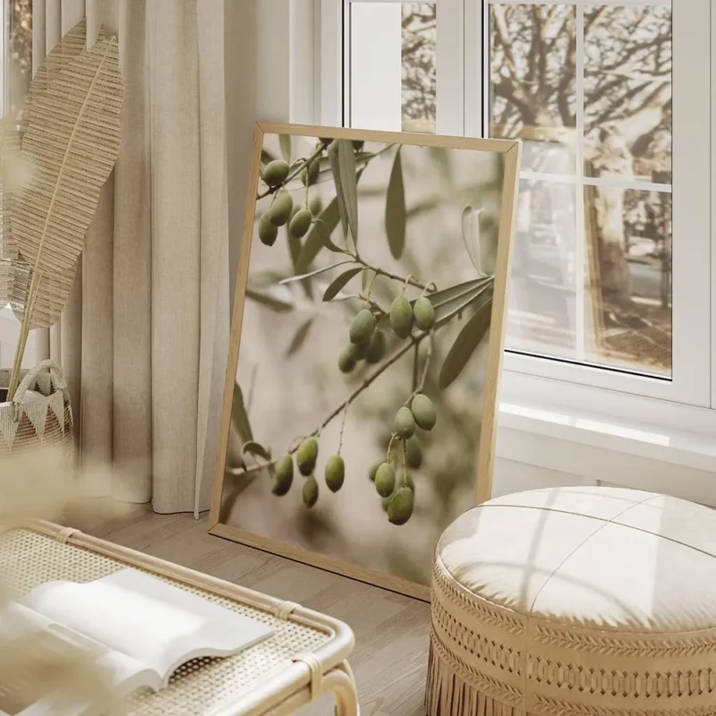 affiche de branches dolivier vert olive avec fruits un gros plan realiste de la salon beige.webp