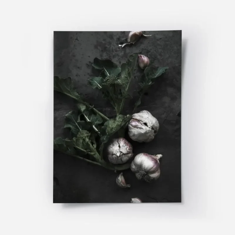 affiche de brocoli vert avec des tetes dail blanches et violettes sur un fond so.webp