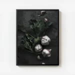 affiche de brocoli vert avec des tetes dail blanches et violettes sur un fond so avec cadre.webp