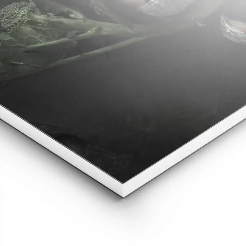 affiche de brocoli vert avec des tetes dail blanches et violettes sur un fond so lightpanel.webp