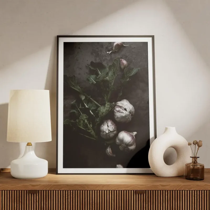 affiche de brocoli vert avec des tetes dail blanches et violettes sur un fond so meuble.webp