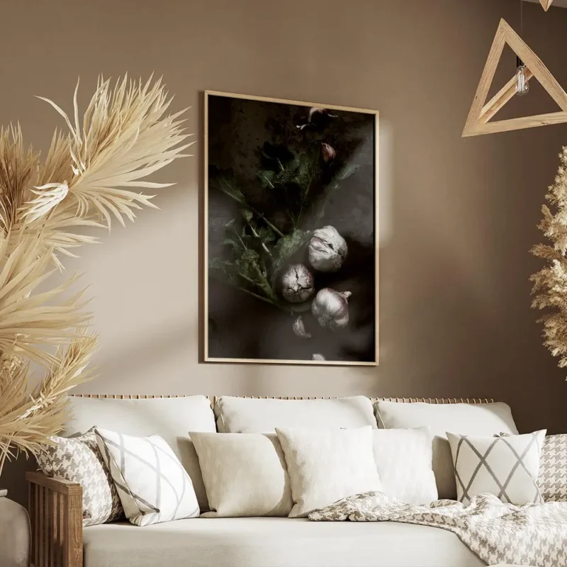 affiche de brocoli vert avec des tetes dail blanches et violettes sur un fond so salon.webp