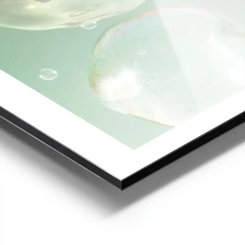 affiche de bulles holographiques sur fond vert menthe aux couleurs pastel pour u aluminium.webp