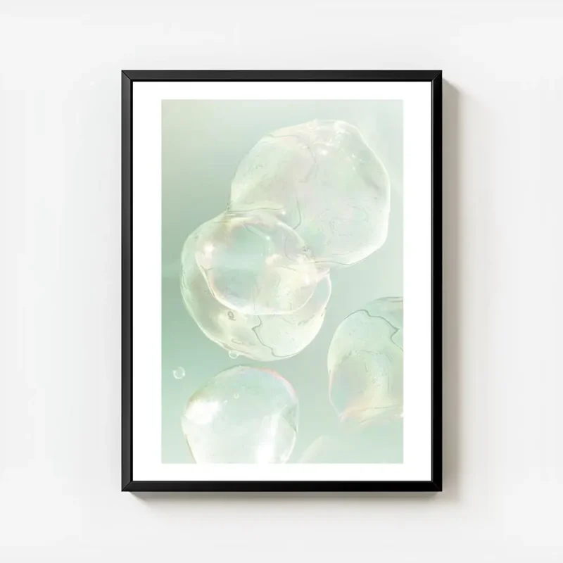 affiche de bulles holographiques sur fond vert menthe aux couleurs pastel pour u avec cadre.webp