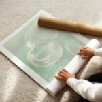 affiche de bulles holographiques sur fond vert menthe aux couleurs pastel pour u enroule.webp