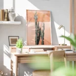 affiche de cactus vert fonce devant un mur couleur terre cuite rosee bureau.webp