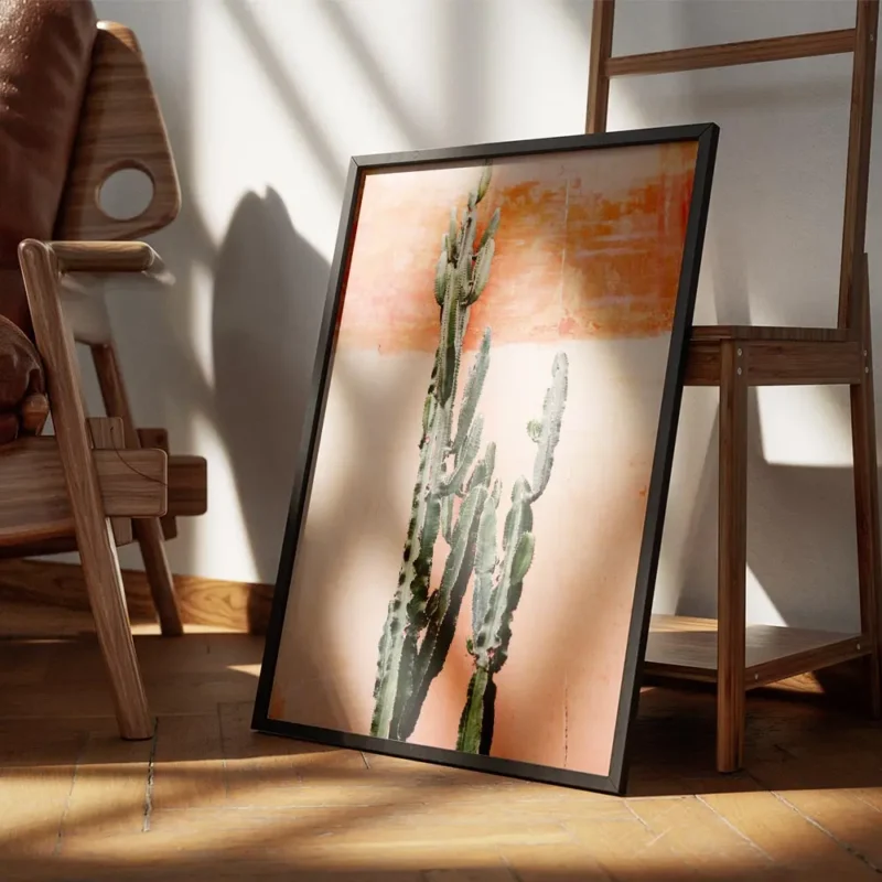 affiche de cactus vert fonce devant un mur couleur terre cuite rosee encadre.webp