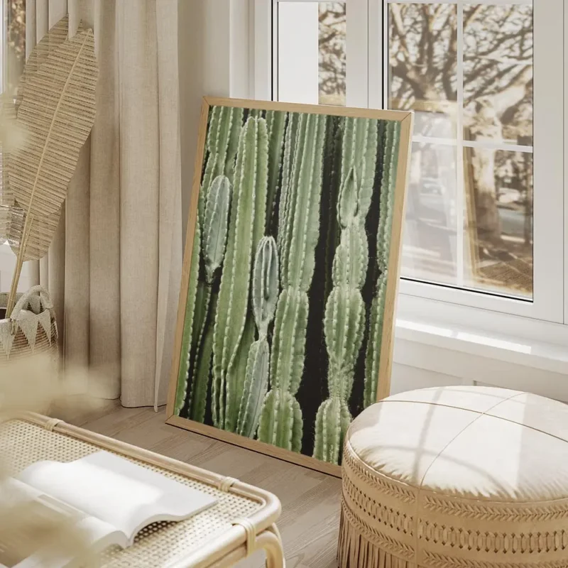 affiche de cactus verts aux formes variees mettant en valeur la texture des plan salon beige.webp
