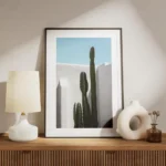 affiche de cactus verts sur fond de mur blanc et ciel bleu style tropical pour u meuble.webp