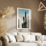 affiche de cactus verts sur fond de mur blanc et ciel bleu style tropical pour u salon.webp
