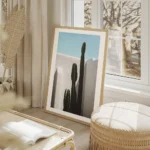 affiche de cactus verts sur fond de mur blanc et ciel bleu style tropical pour u salon beige.webp
