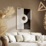 affiche de cafe graphique avec tasse et texte en noir et blanc sur fond gris et salon.webp