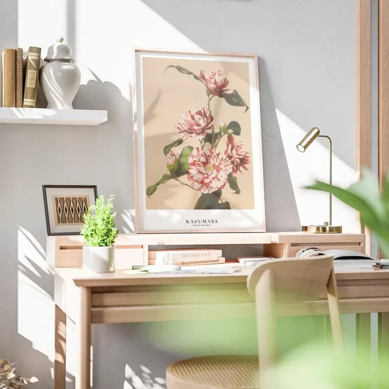 affiche de camelias rayes blancs et roses sur fond beige avec des feuilles verte bureau.webp