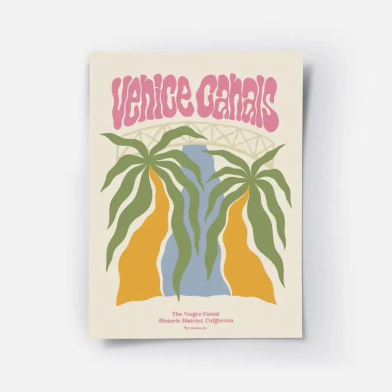 affiche de canaux de venise avec pont et palmiers sur fond beige et texte rose.webp