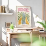 affiche de canaux de venise avec pont et palmiers sur fond beige et texte rose bureau.webp