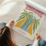 affiche de canaux de venise avec pont et palmiers sur fond beige et texte rose en rouleau.webp