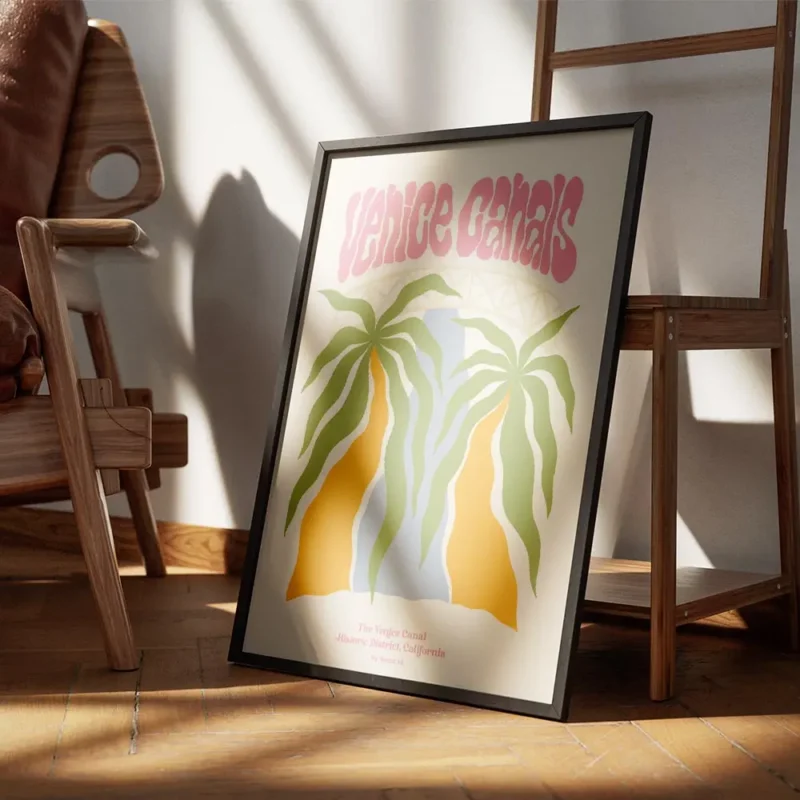 affiche de canaux de venise avec pont et palmiers sur fond beige et texte rose encadre.webp