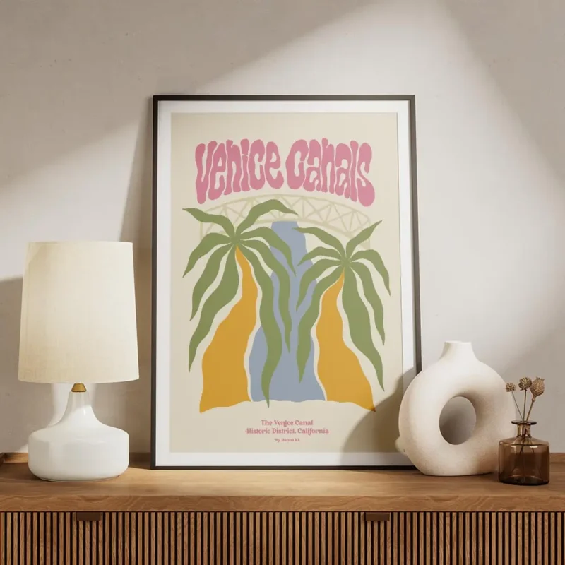 affiche de canaux de venise avec pont et palmiers sur fond beige et texte rose meuble.webp