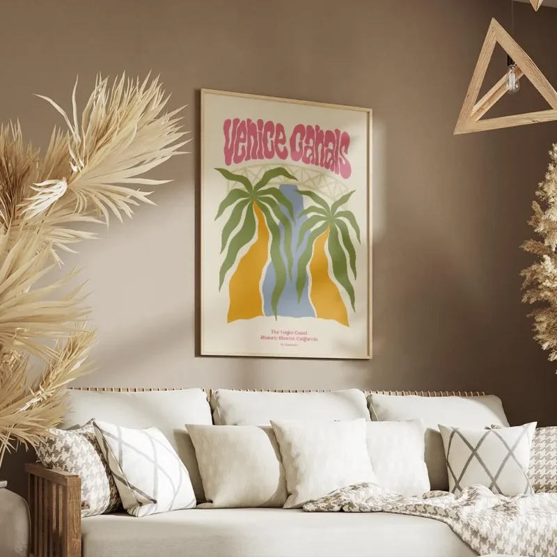 affiche de canaux de venise avec pont et palmiers sur fond beige et texte rose salon.webp