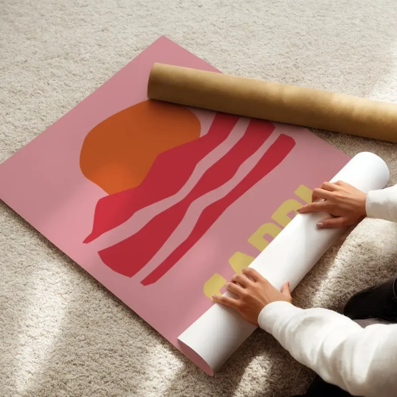 affiche de capri aux couleurs vives avec un soleil orange des montagnes roses et enroule.webp