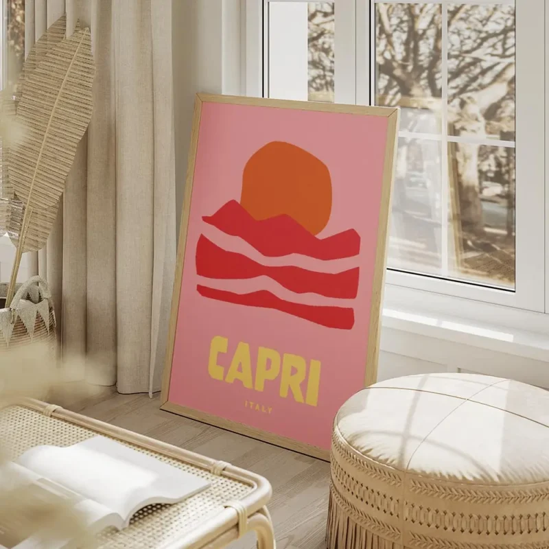affiche de capri aux couleurs vives avec un soleil orange des montagnes roses et salon beige.webp